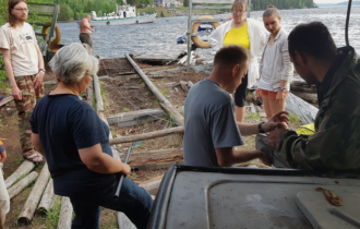 А вот это уже не в первый раз. Этим мы занимаемся каждый год – спуск на воду МНС. А.И.Старков, Т.С. Иванова, М.В. Иванов, Е.А. Генельт-Яновский, Н.В. Полякова, А.С. Демчук, А.С. Доргам. 8 июня 2019 г. Фото Д. Лайуса.