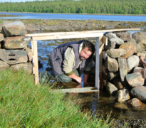 Setting the frame to control the entry and exit of the stickleback from the Kolyushkovaya lagoon. 2016. Ph.: D. Lajus